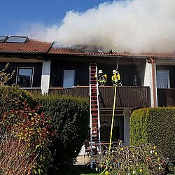 Aubing: Dachstuhlbrand beschädigt Reihenmittelhaus erheblich
